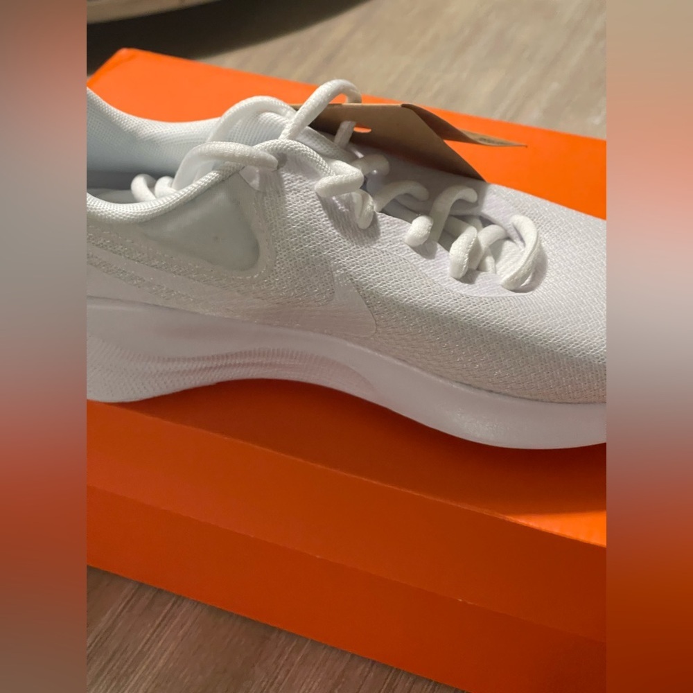 NIKE REVOLUTION 7⭐️NEW IN BOX⭐️SIZE 6 Women/4.5 Man - Picture 8 of 12